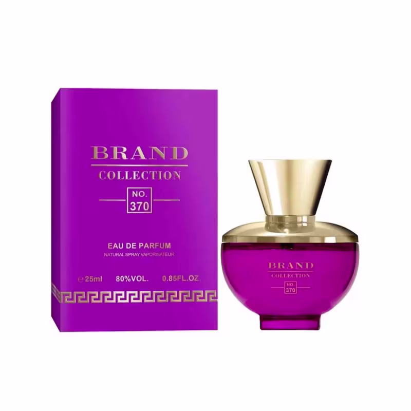 A imagem mostra um frasco de perfume com sua respectiva caixa. O frasco é de vidro rosa fúcsia roxeado com detalhes em dourado no topo. A caixa é da mesma cor com detalhes dourados e traz a inscrição "BRAND COLLECTION No. 370 EAU DE PARFUM".