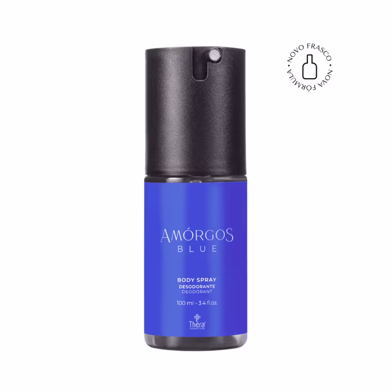 Body spray desodorante Amórgos Blue da marca Thera Cosméticos. Frasco cilíndrico em azul com parte superior em preto. Embalagem compacta e moderna. Texto ao lado: novo frasco, nova fórmula.