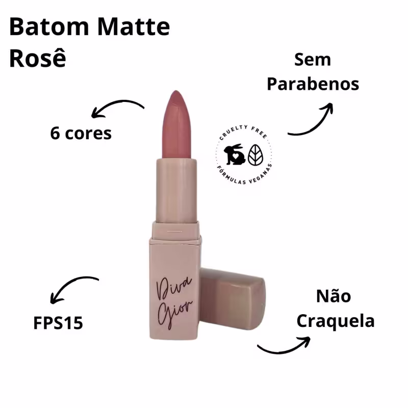 Batom em formato cilíndrico com embalagem plástica nude. O batom tem uma cor marrom terrosa. A embalagem apresenta o logotipo "Diva Gior" escrito em letras cursivas marrons.