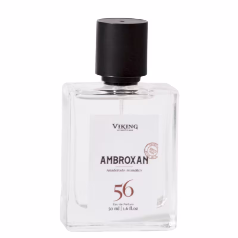 Perfume Viking Ambroxan 56 em frasco transparente de vidro retangular com tampa preta. Rótulo com o nome "Ambroxan 56" e o logotipo Viking em letras marrons. Frasco de 50 ml ou 1.7 fl oz indicado no rótulo.