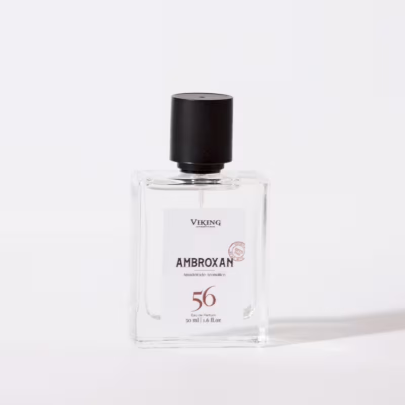 Perfume Viking Ambroxan 56 em frasco transparente de vidro retangular com tampa preta. Rótulo com o nome "Ambroxan 56" e o logotipo Viking em letras marrons. Frasco de 50 ml ou 1.7 fl oz indicado no rótulo.