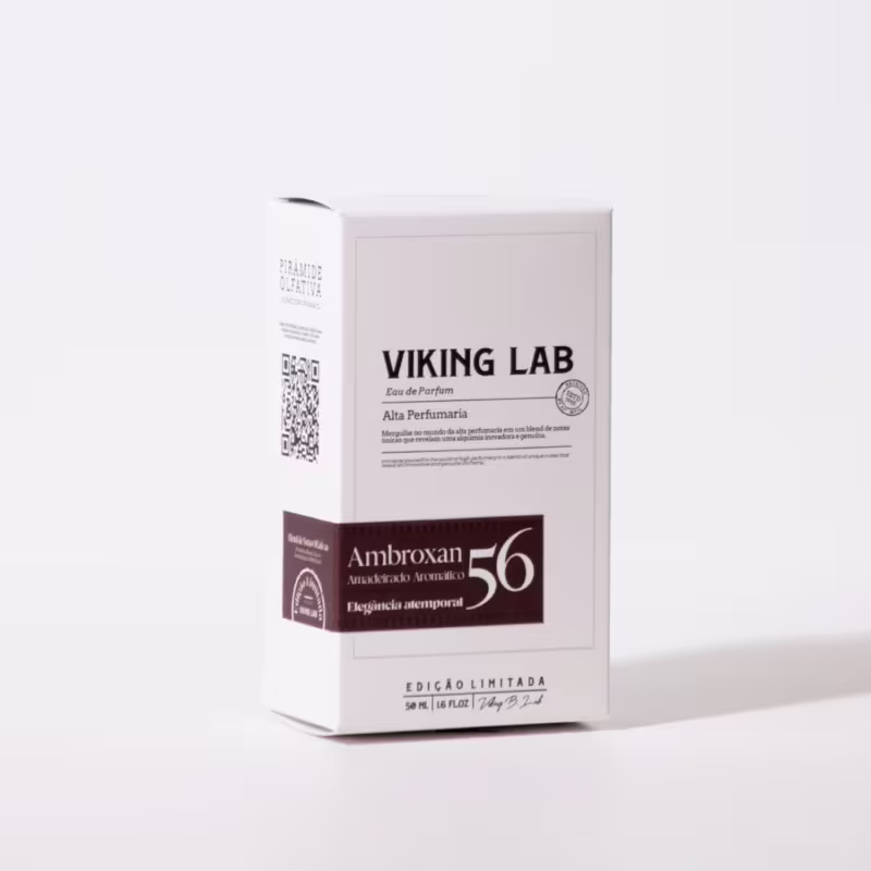 Perfume Viking Lab Ambroxan 56 em embalagem de caixa branca com detalhes em marrom. A caixa apresenta o nome "Viking Lab" em letras grandes e negritadas, além do texto "Eau de Parfum" e "Alta Perfumaria".