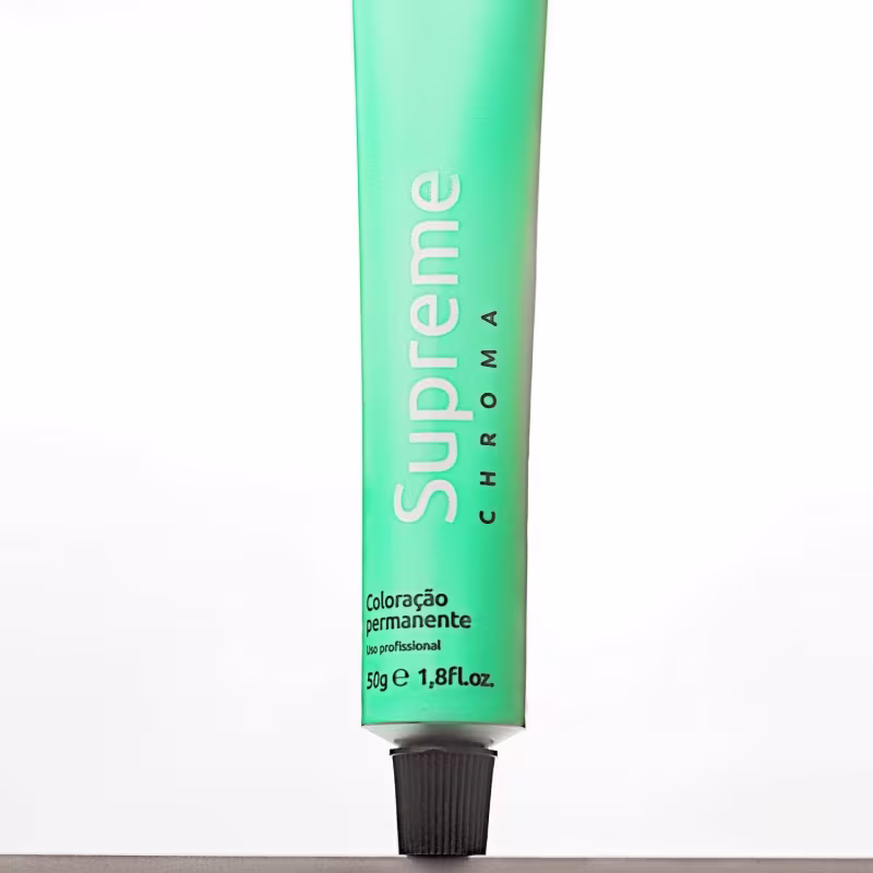 A imagem mostra o tubo plástico verde contendo coloração permanente para cabelo da marca Supreme. A tampa na parte inferior é preta.