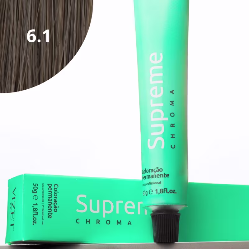 A imagem mostra a embalagem em tubo plástico verde claro com o nome da marca e produto impresso. Caixa retangular verde com detalhes do produto, incluindo a cor e o volume de 50g. No canto superior há uma pequena mecha com o tom da coloração.