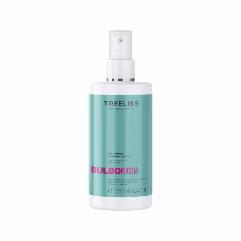 Shampoo higienizador da linha Bulboplastia da marca TreeLiss Profissional. Embalagem plástica spray transparente com detalhes em branco e texto em verde e rosa. Rótulo indicando o nome do produto "Bulboplastia", descrição "Shampoo Higienizador".
