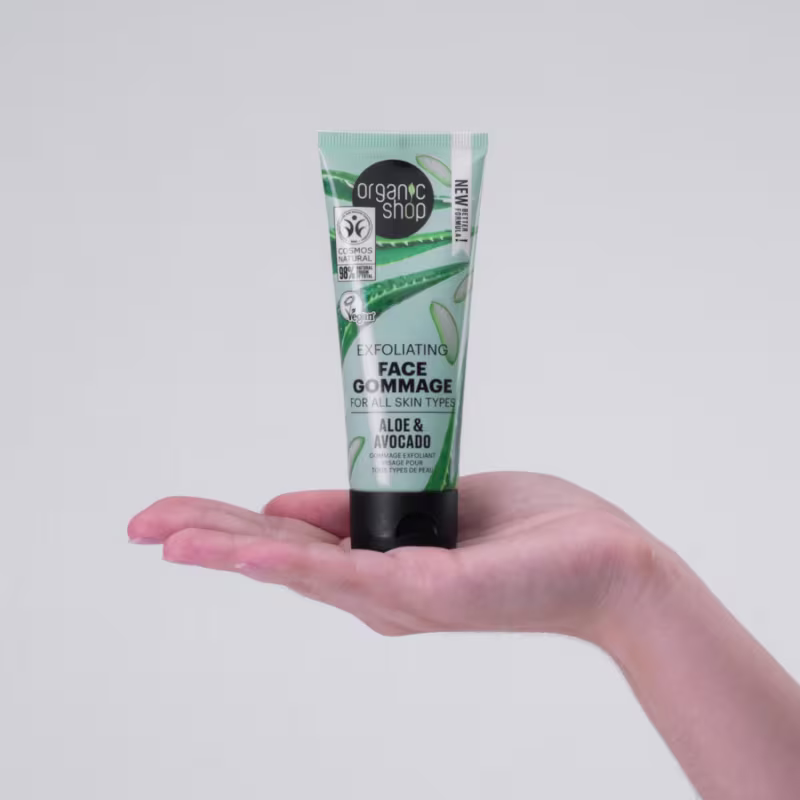 A imagem mostra o esfoliante sobre a palma da mão.