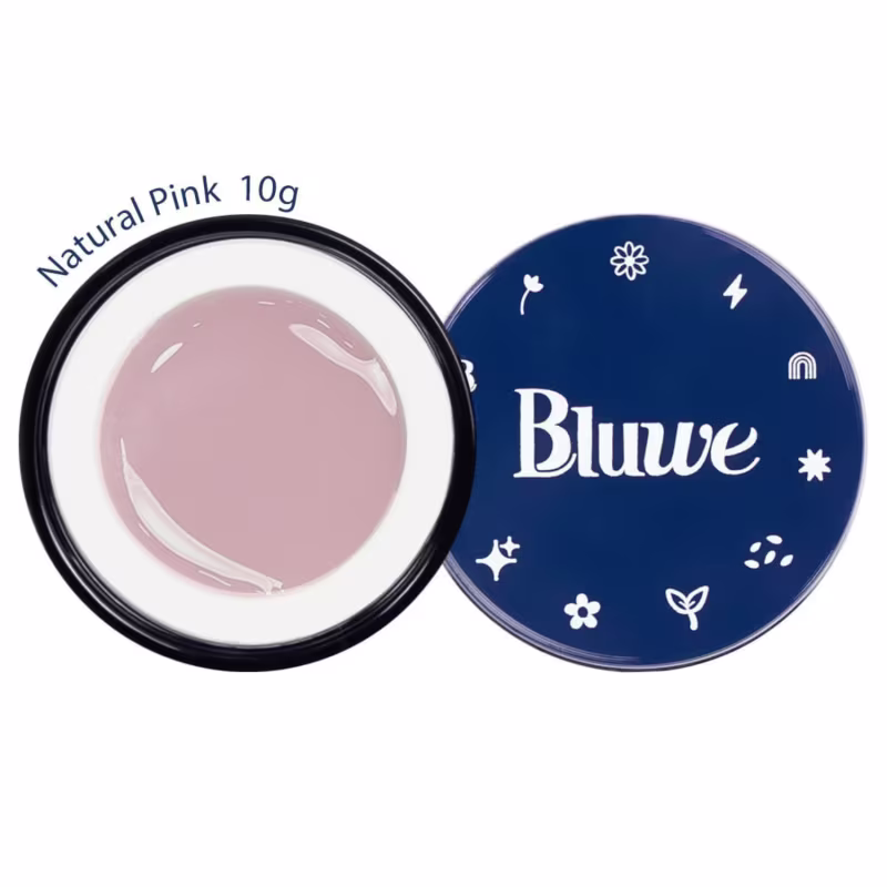 A imagem mostra produto da marca Bluwe. Um pote redondo azul aberto, exibindo o conteúdo de cor rosa claro. Ao lado, há a tampa azul marinho com detalhes florais e o logotipo "Bluwe" em letras brancas.