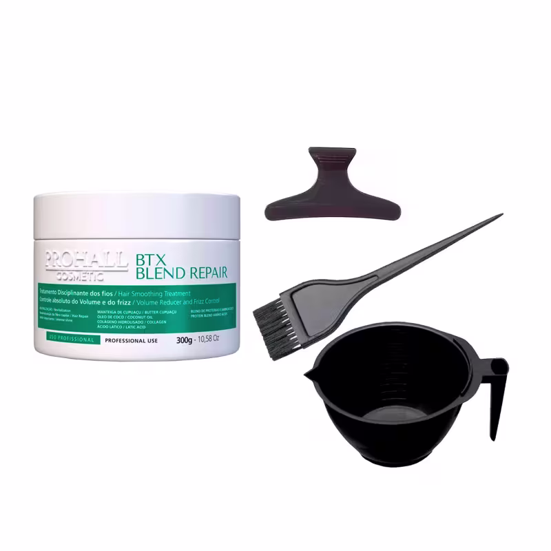 Tratamento alisante para cabelos da marca Prohall Cosmetic, chamado BTX Blend Repair. A embalagem é um pote com 300g. Além do pote, há outros acessórios utilizados no processo, como um pincel aplicador e um recipiente plástico preto para mistura.
