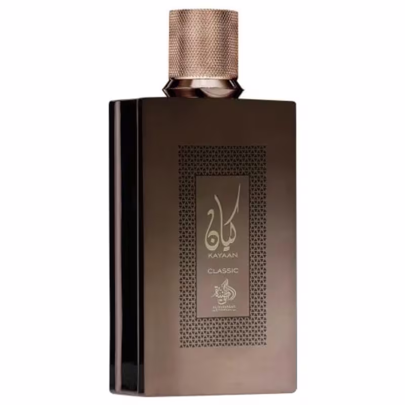 Frasco de perfume Kayaan Classic, com embalagem preta e detalhes dourados, incluindo um rótulo com o nome da marca em árabe e a palavra "Classic" em inglês.