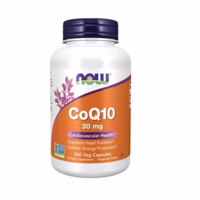 O produto apresentado é um suplemento alimentar vegano da marca Now Foods chamado CoQ10, com 30mg de concentração. É embalado em um frasco branco com tampa roxa. O rótulo laranja destaca que é um suplemento para saúde cardiovascular e energia celular.