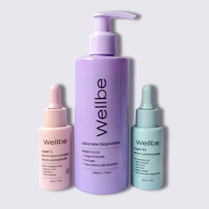Três produtos da marca Wellbe Beauty. O primeiro é um sérum antioxidante Super C em um frasco rosa de 30ml. O segundo é um sabonete biopotetor em um frasco de bomba de cor lilás de 200ml. O terceiro é um sérum uniformizador Super B3 de 30ml.