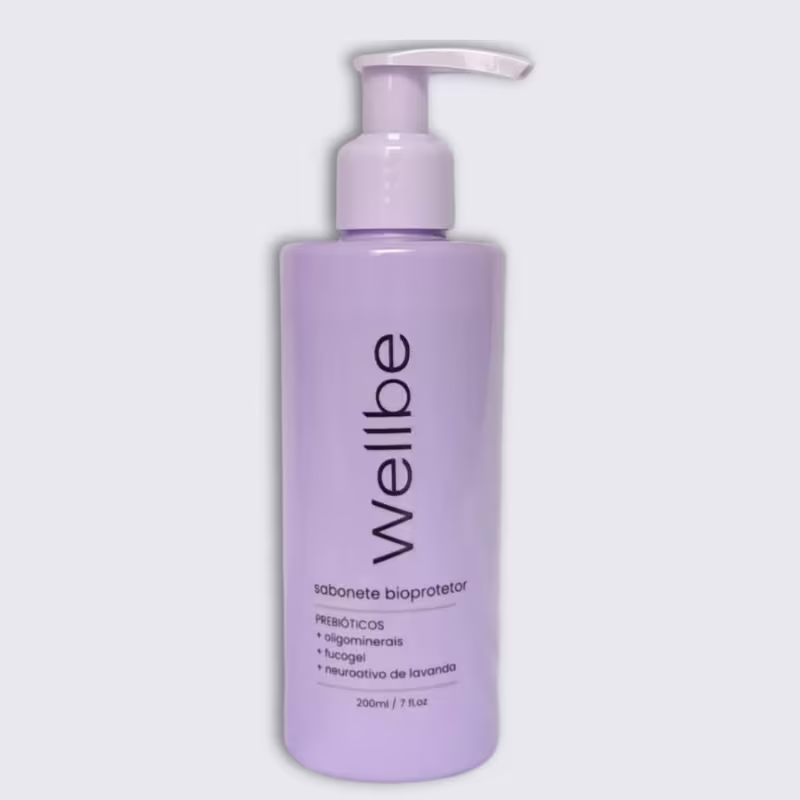 Sabonete bioprotetor da marca Wellbe Beauty. A embalagem é um frasco de plástico de cor lilás com um rótulo que destaca os ingredientes "prebióticos, oligominerais, lucogel e neurolativo de lavanda". O frasco possui um dispensador na parte superior.