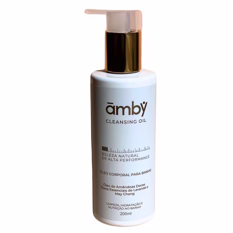 Frasco branco com bomba doseadora e rótulo preto com o nome "amby Cleansing Oil". Produto de óleo corporal para banho, com óleos de amêndoas doces e essenciais de lavanda, para limpeza, hidratação e nutrição da pele.