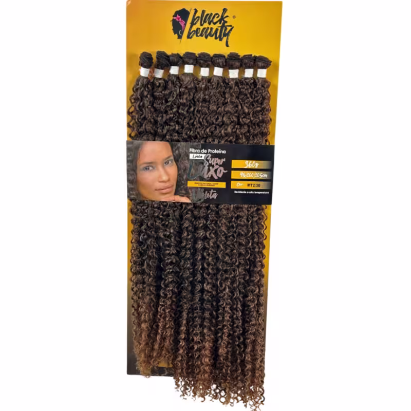 Conjunto de extensões de cabelo da marca Black Beauty. O  cabelo é encaracolado de cor castanha escura.