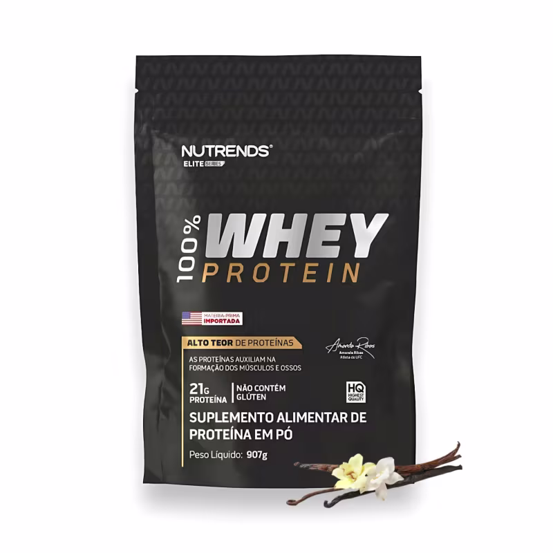 Suplemento alimentar de proteína em pó da marca Nutrends. A embalagem é um pacote preto com o logotipo da marca e a informação "100% Whey Protein" em destaque. O pacote contém 907g