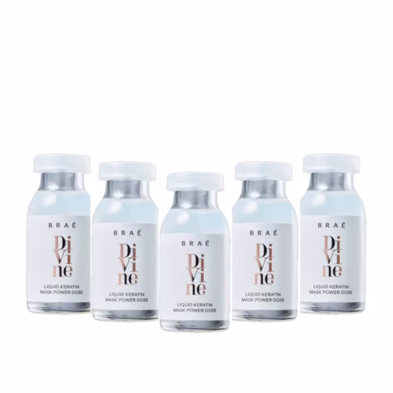 Cinco frascos de vidro transparente contendo o produto "Liquid Keratin Mask Power Dose" da marca Braé, com rótulos brancos e detalhes em cor de rosa.