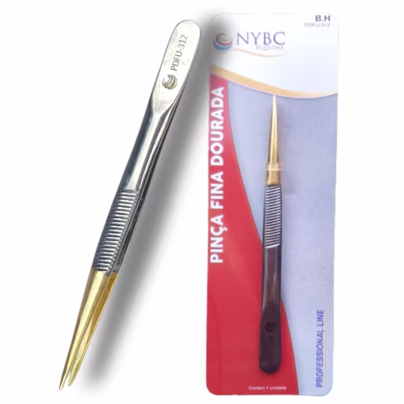Pinça da marca NYBC Beauty. A pinça possui um design prateado com detalhes dourados na ponta. A embalagem do produto é uma caixa vermelha com o logotipo da marca NYBC Beauty impresso. O texto na embalagem indica que se trata de uma "Pinça Fina Dourada".