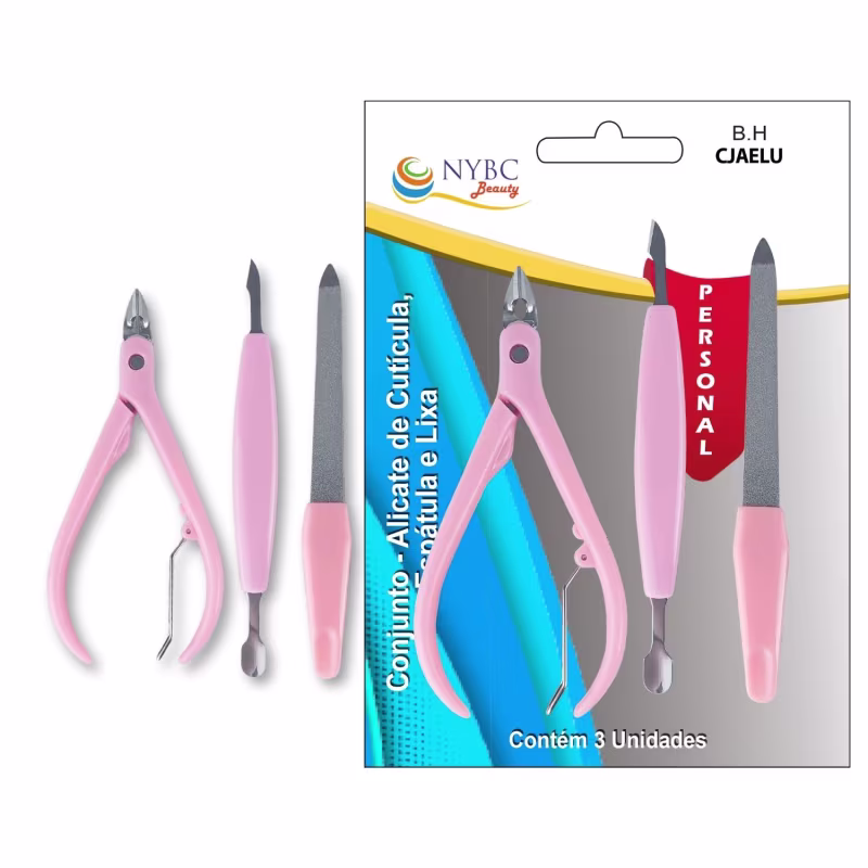 Conjunto de ferramentas de manicure e pedicure da marca NYBC Beauty. O conjunto contém três unidades, incluindo um alicate de unha, uma espátula e uma lixa de unha.