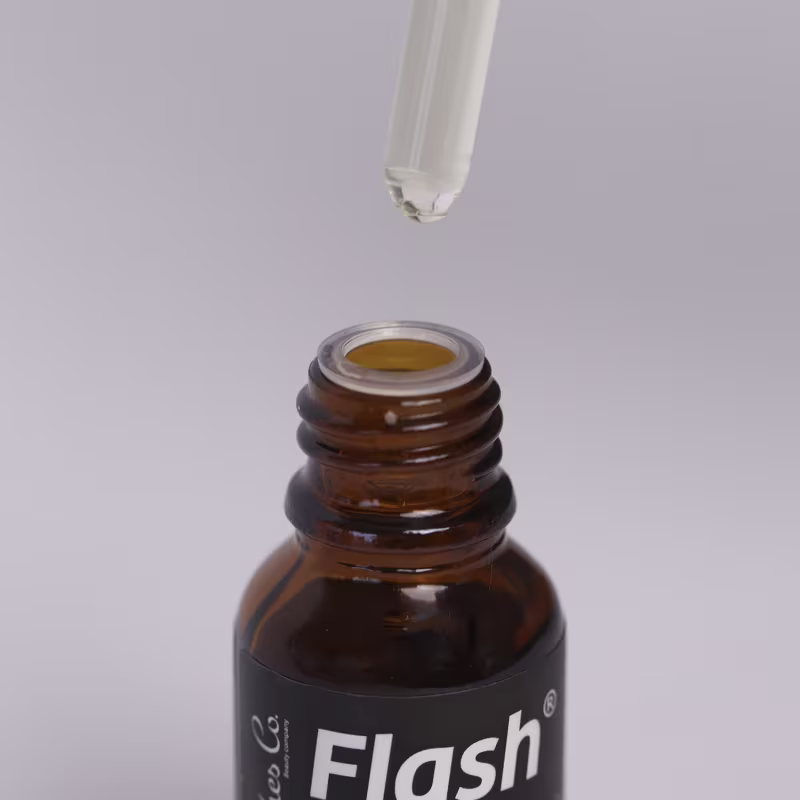 A imagem mostra o aplicador conta-gotas do Lashes Co. Flash Cure