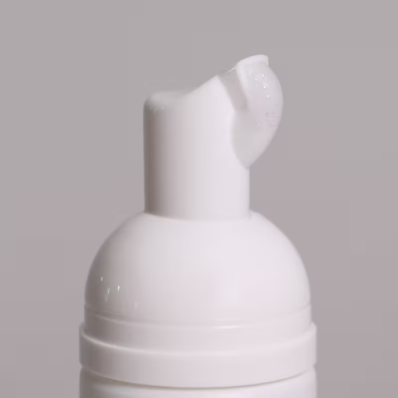 A imagem mostra o aplicador da Espuma Higienizadora Para Extensão de Cílios - Lashes Co. - Acqua Foam