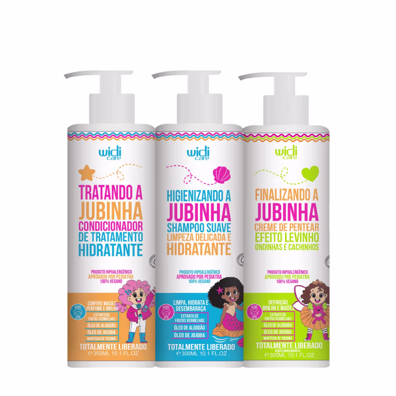 Três frascos de produtos Widi Care para cuidados com cabelos e pele de crianças, com rótulos coloridos e ilustrações de personagens. Os produtos incluem condicionador hidratante, shampoo suave e creme de pentear para cabelos e pele.