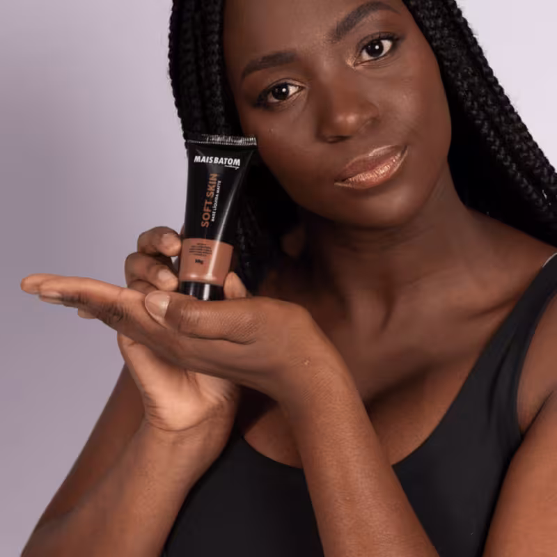 Base Líquida Matte Mais Batom Makeup Soft Skin Escuro 04, 30g.