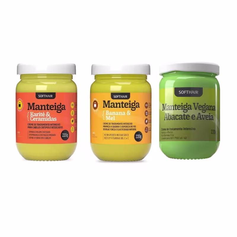 Três frascos de manteiga capilar da marca Soft Hair: Manteiga de Karité e Ceramidas, Manteiga de Banana e Mel, e Manteiga Vegana de Abacate e Aveia. Embalagens em cores amarela e verde, com rótulos indicando os ingredientes e benefícios de cada produto.