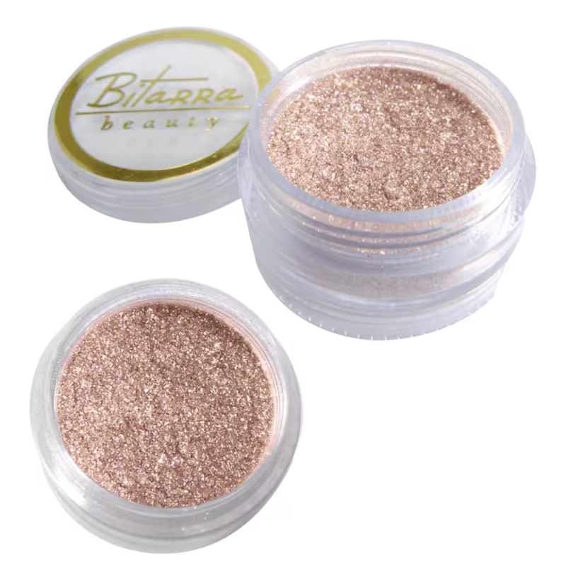 Dois potes de maquiagem Bitarra Beauty contendo um pó brilhante de cor dourada. Os potes são redondos e transparentes, com rótulos brancos e amarelos indicando a marca e o tipo de produto.