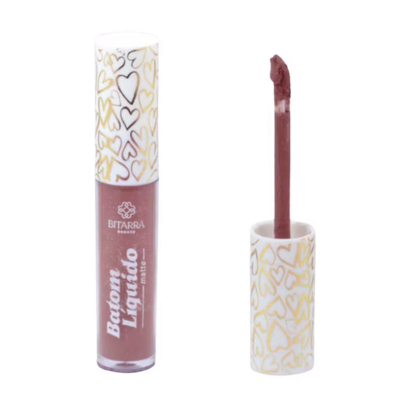 Batom líquido matte Bitarra Beauty em embalagem com estampa de corações dourados.