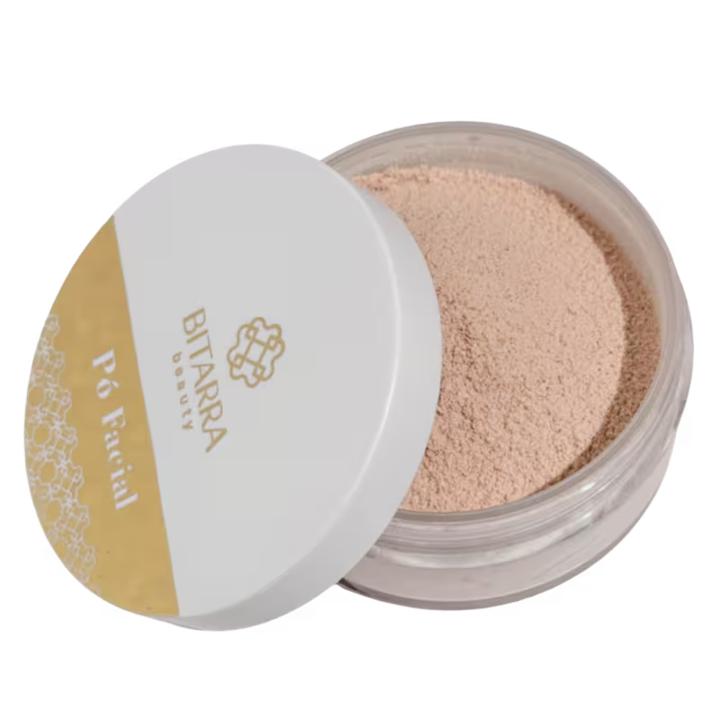 Pó facial compacto em embalagem branca com rótulo dourado da marca Bitarra Beauty. O produto apresenta uma textura fina e uniforme em tons de bege claro.