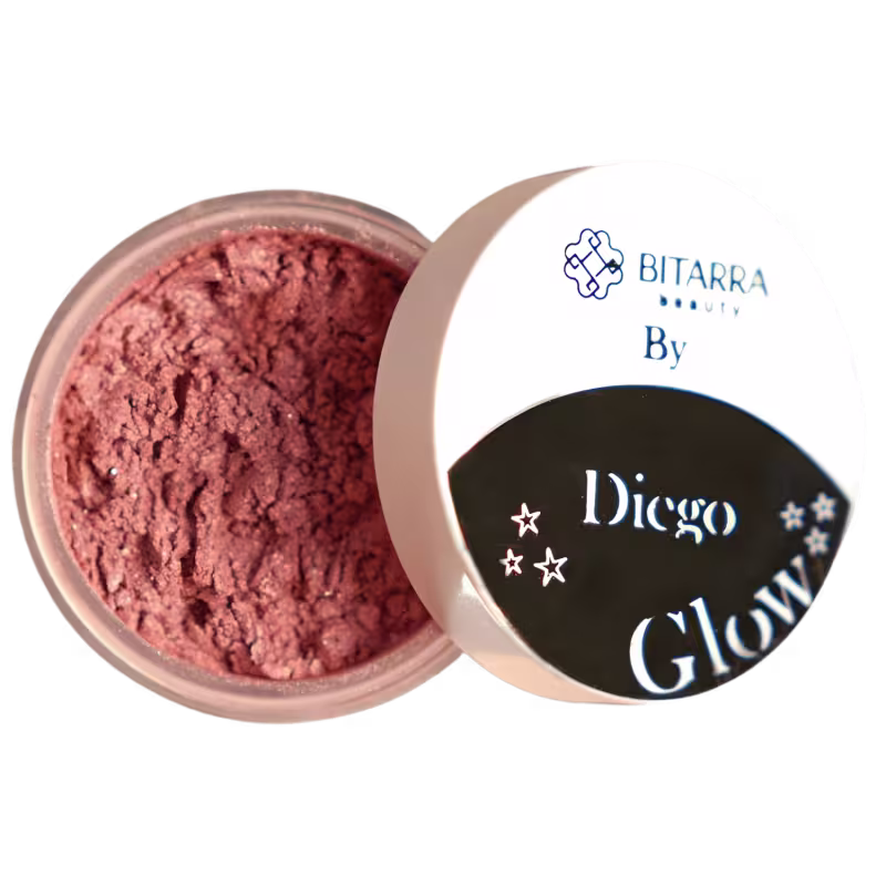 Pó iluminador da marca Bitarra Beauty, com embalagem redonda em tons de branco e azul, com o nome "Diego Glow" impresso em letras pretas.