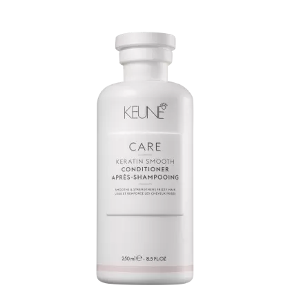 Frasco branco da linha Care da Keune, contendo Condicionador Keratin Smooth. Rótulo com o nome da marca e do produto em letras pretas e cinzas. Embalagem com design simples e elegante.