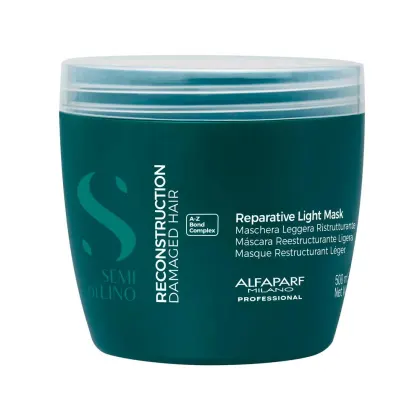 Embalagem plástica verde escura com rótulo branco da marca Alfaparf Milano, contendo uma máscara capilar reestruturante leve chamada "Reparative Light Mask".