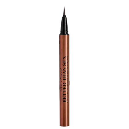 Delineador líquido de olhos da marca Too Faced. Embalagem alongada e fina de cor cobre metálico. Ponta fina para aplicação precisa. Rótulo na lateral com o nome da marca "Too Faced" e o nome do produto "Better Than Sex" em letras pretas sobre fundo cobre.