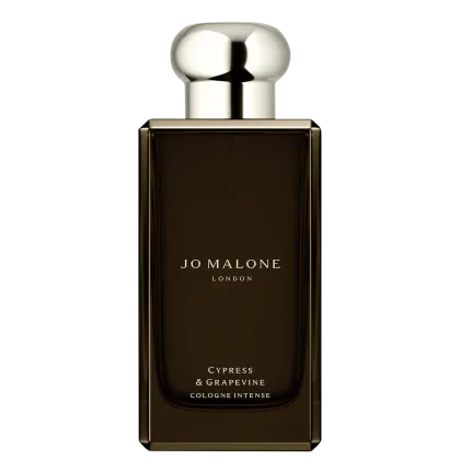 Frasco de perfume Jo Malone London Cypress & Grapevine Cologne Intense, com embalagem retangular escura e rótulo em dourado. O frasco possui um design elegante e sofisticado, com tampa arredondada.