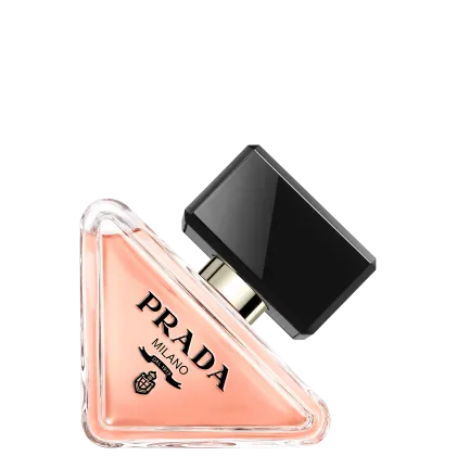 Frasco de perfume Prada Milano em formato triangular, com tampa preta e rótulo com o nome da marca em destaque. O líquido interno apresenta uma coloração rosada, sugerindo um perfume floral.
