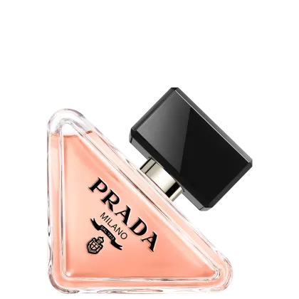Frasco de perfume Prada Milano em formato triangular, com líquido de cor rosa claro e rótulo preto com o nome da marca. Embalagem de vidro transparente com tampa preta.