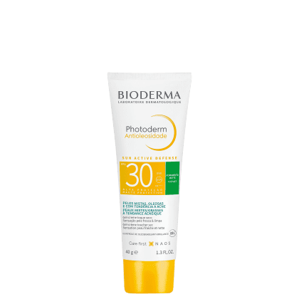 Embalagem plástica amarela e branca em forma de tubo. Rótulo com texto "Sun Active Defense FPS 30 UVA/UVB Alta Proteção" e descrição "Peles mistas, oleosas e com tendência acneica.