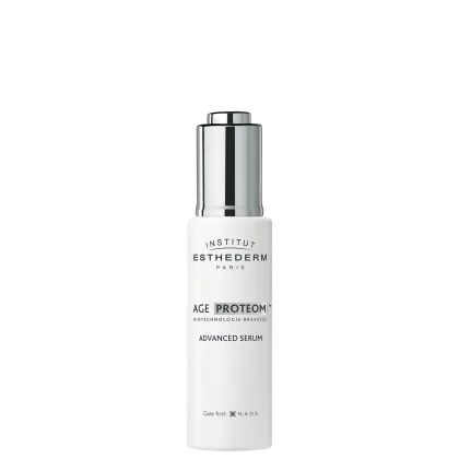 Frasco de sérum avançado da linha Age Proteom da Esthederm, com embalagem branca e detalhes em prata, contendo informações sobre a tecnologia patenteada utilizada no produto.