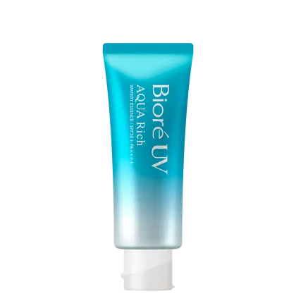 Tubo de protetor solar Bioré Aqua Rich, com embalagem em tons de azul e branco.