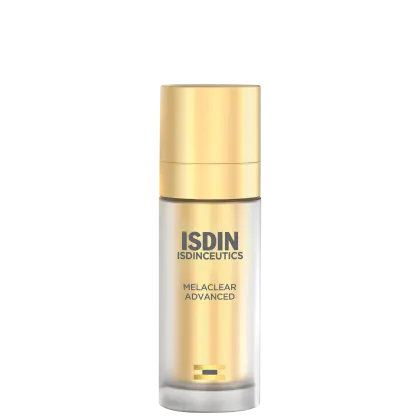 Frasco de produto de beleza da marca ISDIN, com embalagem dourada e branca, contendo a inscrição "MELACLEAR ADVANCED". O produto apresenta um design elegante e minimalista.