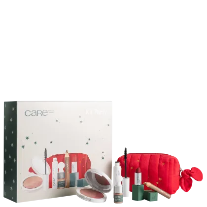 A imagem mostra um conjunto de produtos de maquiagem e cuidados com a pele. São 5 produtos com design minimalista, tons verdes, nécessaire vermelha e a embalagem principal é uma caixa branca com detalhes em verde e estrelas prateadas.