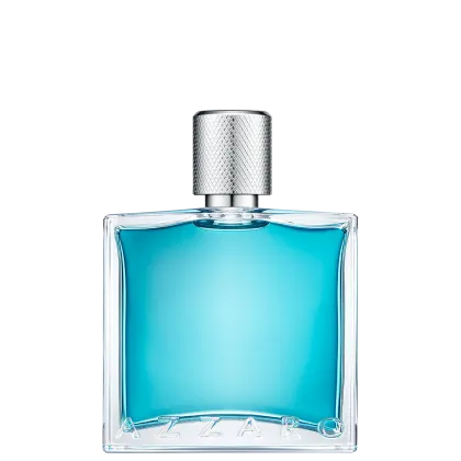 Frasco de perfume Azzaro com design geométrico em vidro transparente e tampa metálica, contendo líquido azul claro. Rótulo com nome da marca em destaque.