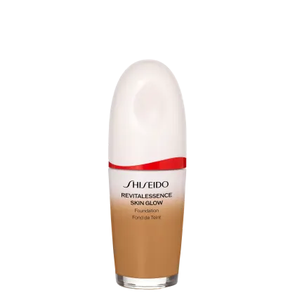 Base facial da marca Shiseido., Embalagem em forma de frasco plástico oval com uma faixa vermelha na parte superior. Rótulo indicando "Revitalessence Skin Glow Foundation" em letras pretas.