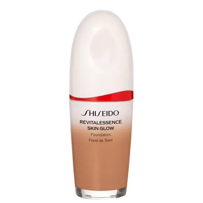 Base facial da marca Shiseido., Embalagem em forma de frasco plástico oval com uma faixa vermelha na parte superior. Rótulo indicando "Revitalessence Skin Glow Foundation" em letras pretas.