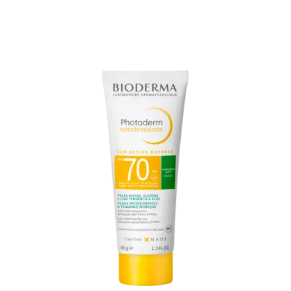 Tubo de protetor solar Bioderma Photoderm Antioleosidade, com FPS 70, para peles mistas, oleosas e com tendência à acne. Embalagem branca e amarela com rótulo destacado.