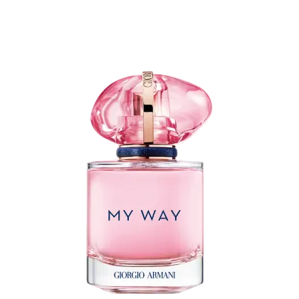 Perfume feminino em frasco transparente de vidro com líquido rosa claro. Na parte frontal do frasco está escrito "MY WAY" em letras azuis, e abaixo "GIORGIO ARMANI" em letras menores. A tampa possui detalhes em dourado e uma fita azul marinho na base.