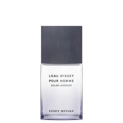 A imagem mostra o frasco de perfume masculino L’Eau d’Issey pour Homme Solar Lavender da marca Issey Miyake. O frasco é retangular, com um corpo transparente que deixa ver o líquido incolor dentro e topo cinza fosco.
