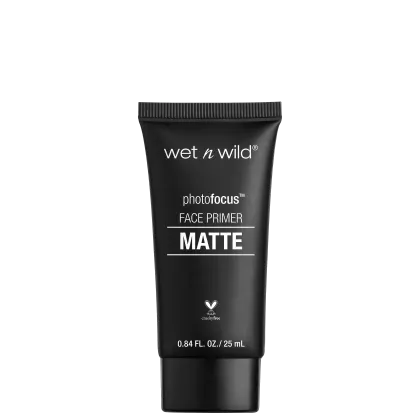 A imagem mostra um produto de maquiagem da marca Wet n Wild. É um primer facial matte (sem brilho) da linha Photofocus. O produto vem em um tubo preto com a inscrição "Wet n Wild PhotoFocus FACE PRIMER MATTE" em letras brancas na embalagem.