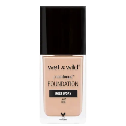 A imagem mostra uma embalagem de base líquida da marca Wet n Wild. É o produto PhotoFocus Foundation. A embalagem é um frasco retangular com o rótulo frontal que exibe o nome do produto e a marca.
